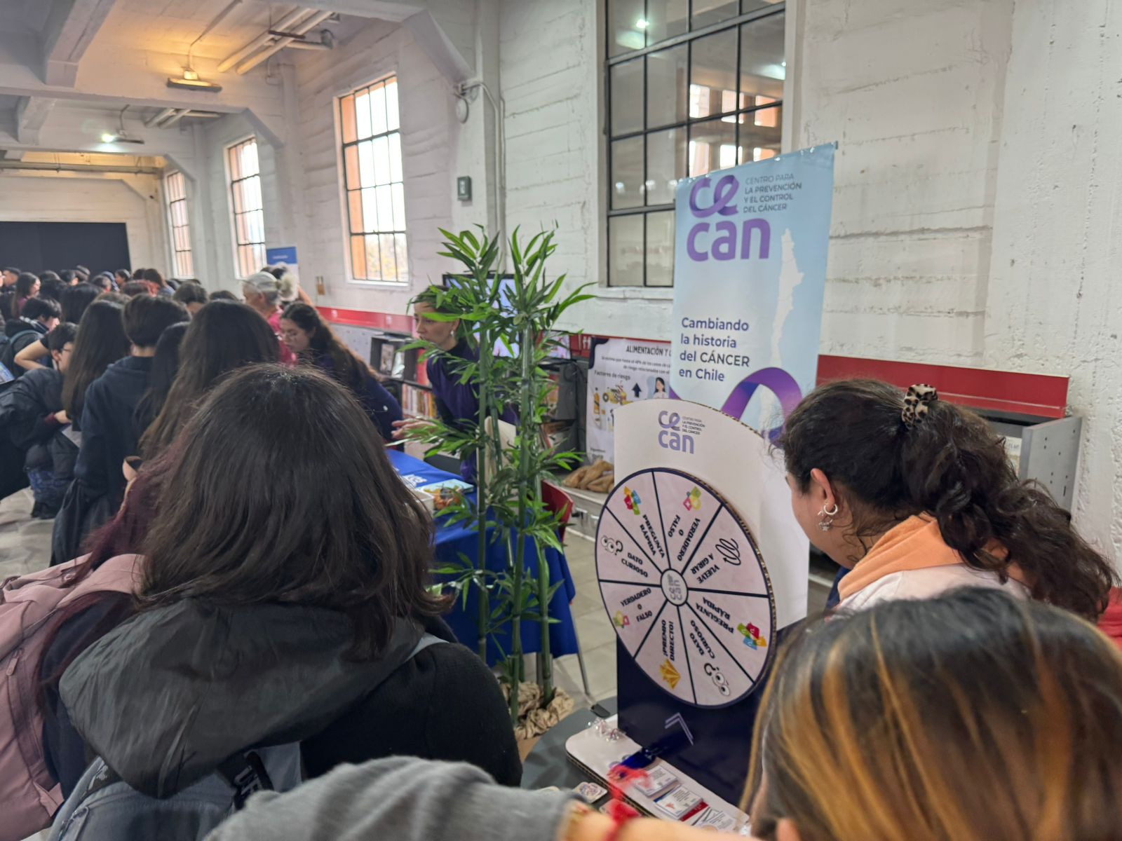 CECAN lleva conocimiento sobre el cáncer a estudiantes en feria ...